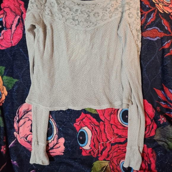 Abercrombie and Fitch lace shoulder crop - Picture 3 of 4